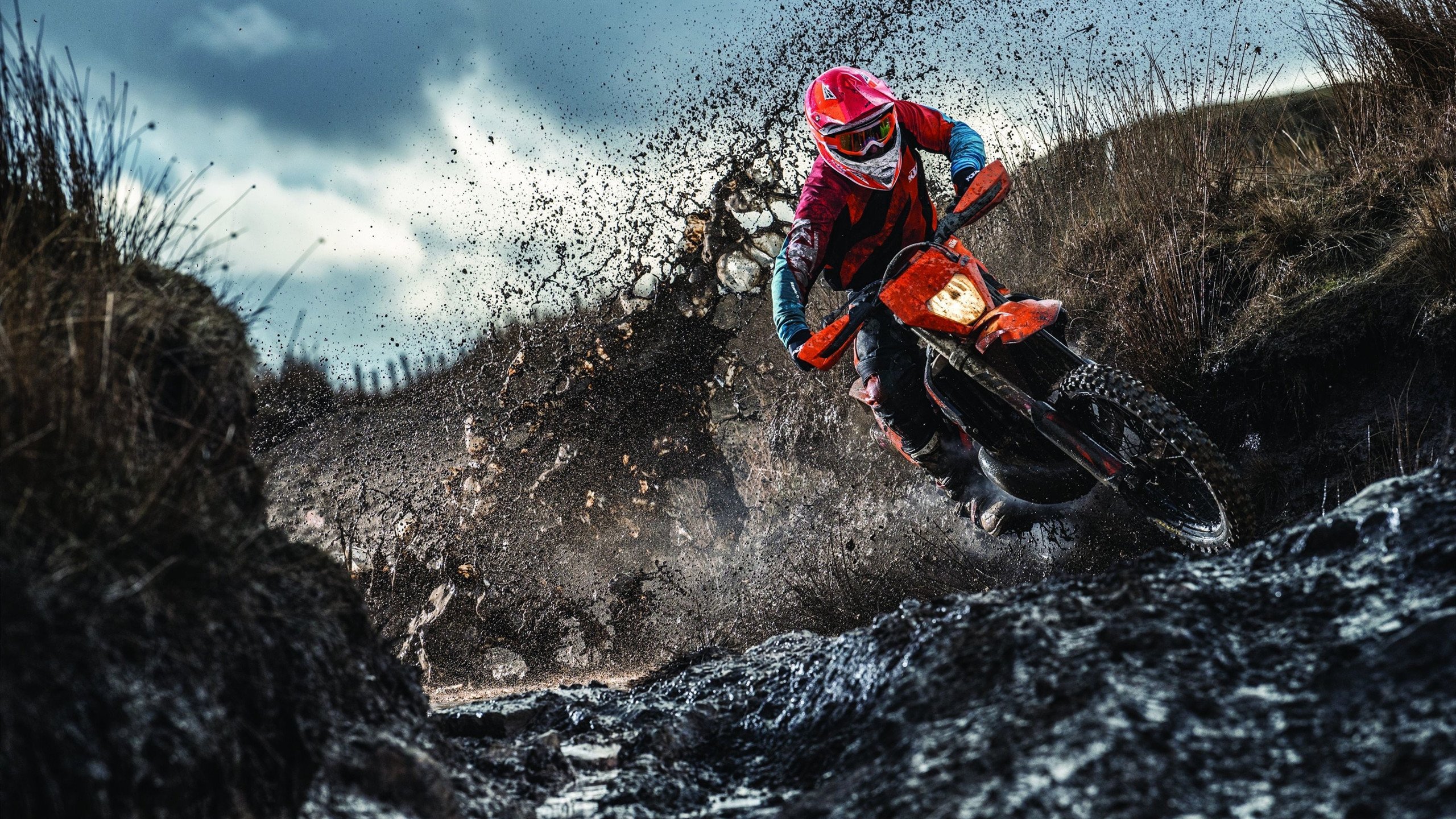 世界青少年铁人三项赛 墨西哥选手在高温下笑到最后